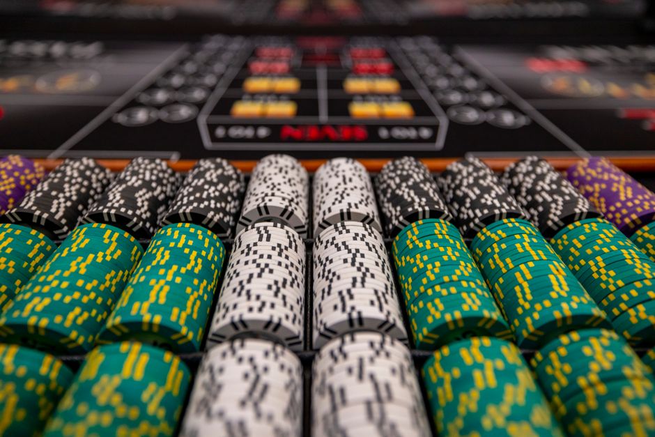 Casino Freispiele heute: Aktuelle Aktionen und Angebote: abgedunkelter Casinosaal ohne Spielbetrieb — Symbolbild für Pause und verantwortungsvolles Spielen