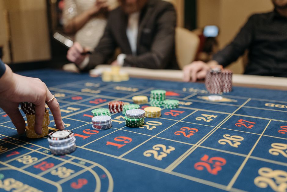 Casino Freispiele heute: Aktuelle Aktionen und Angebote: Roulette-Kessel und Jetons auf einem Casinotisch — Symbolbild zum Bonusvergleich ohne Einzahlung